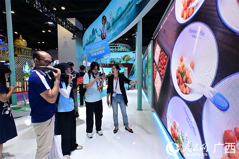 印度尼西亞游客體驗數(shù)字氣味播放器。人民網 雷琦竣攝