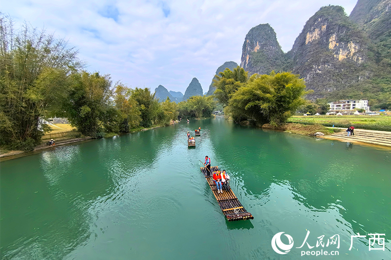 游客乘坐竹筏在遇龍河上游覽觀光。人民網 付華周攝