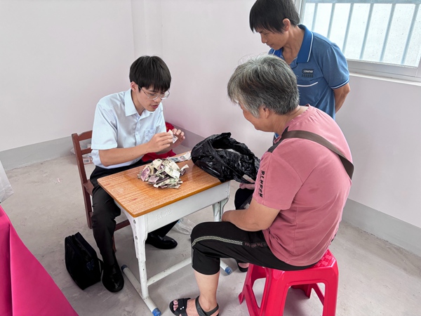 廣發(fā)銀行南寧金湖支行服務小分隊現(xiàn)場為村民介紹殘損人民幣兌換標準及條件。林伶俐攝