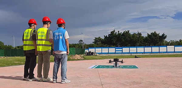 北海電信和中興公司的技術(shù)專家們正在調(diào)試無人機(jī)，控制無人機(jī)安全降落。北海電信供圖