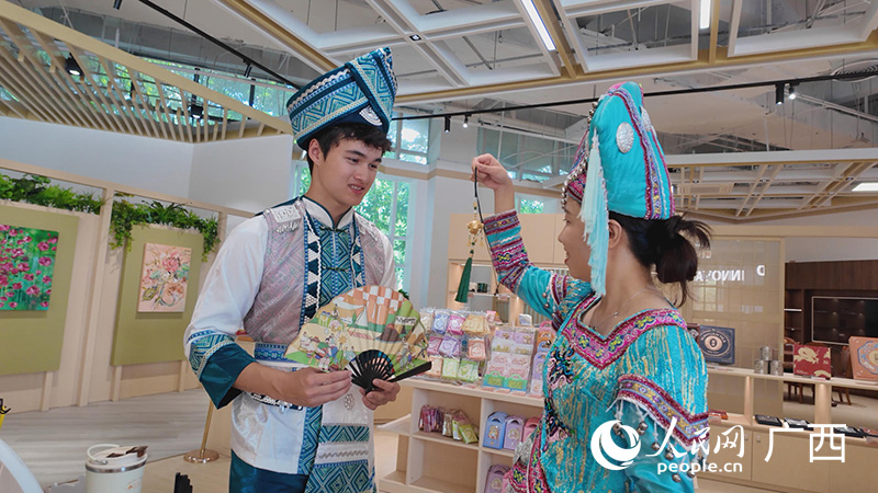 市民游客在挑選商品。人民網(wǎng) 雷琦竣攝