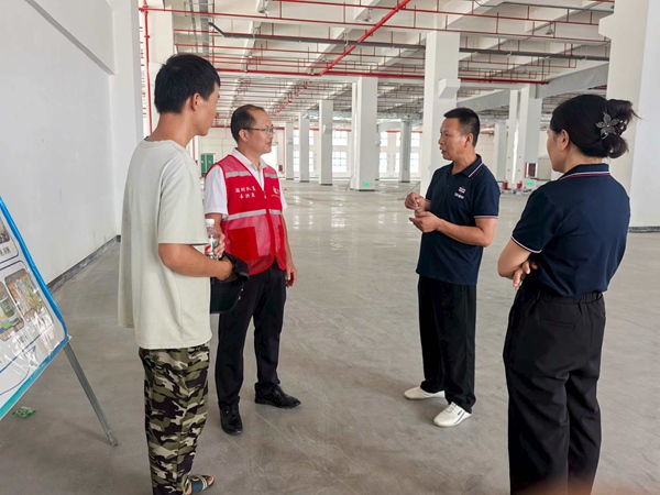 立星村駐村干部開(kāi)展送工入企工作