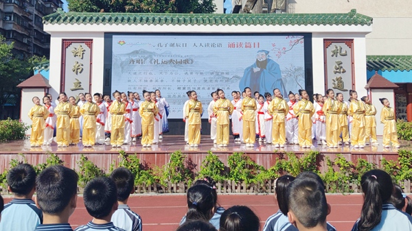 南寧市衡陽路小學(xué)小白鴿合唱團(tuán)帶領(lǐng)全校齊唱《禮運(yùn)大同》歌