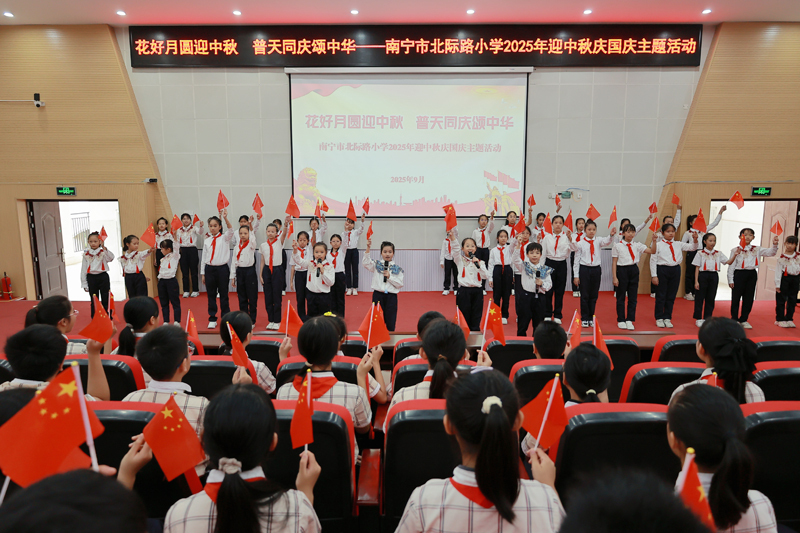 歌舞表演《祖國在我心中》。