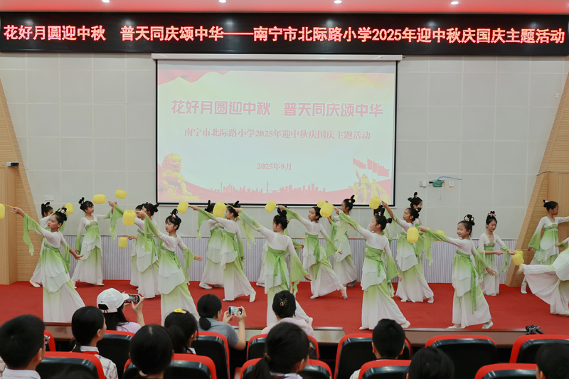 舞蹈《圓月映中秋》。