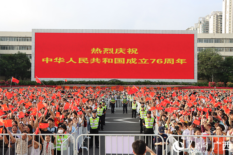 市民游客齊聚南寧民族廣場(chǎng)，共同見(jiàn)證五星紅旗冉冉升起。人民網(wǎng) 馮肖慧攝
