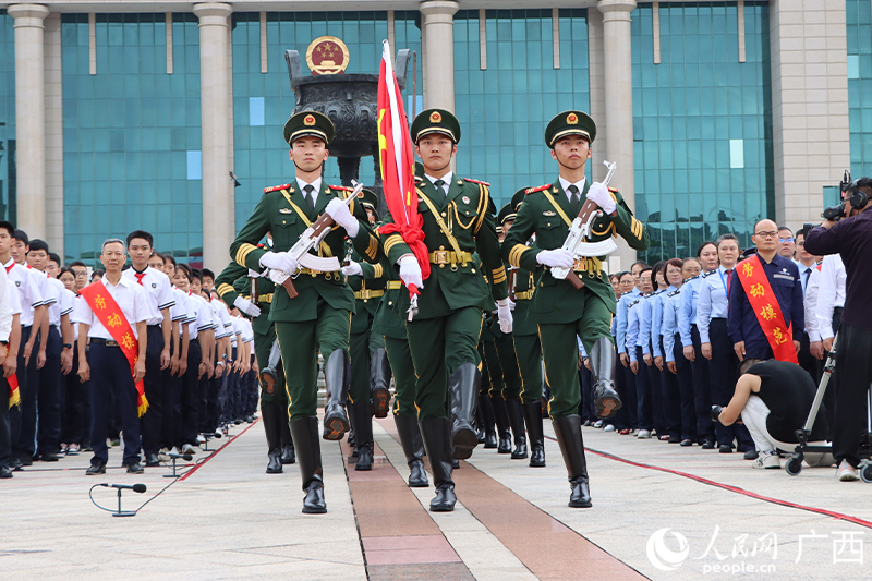 儀仗隊(duì)入場(chǎng)。人民網(wǎng) 馮肖慧攝