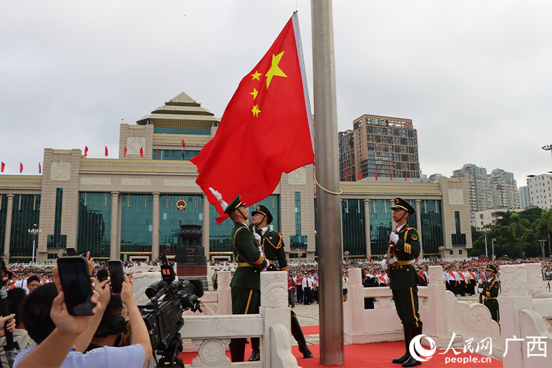 五星紅旗冉冉升起。人民網(wǎng) 馮肖慧攝