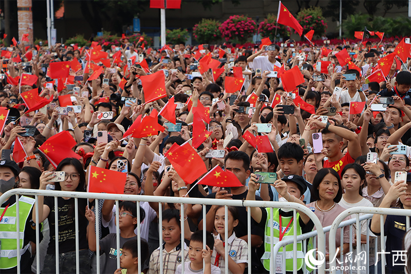 齊唱國(guó)歌。人民網(wǎng) 馮肖慧攝