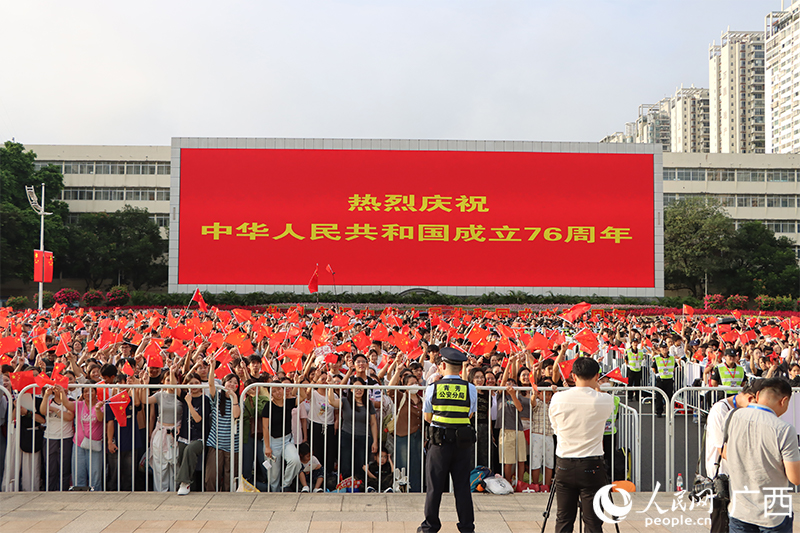 現(xiàn)場(chǎng)觀禮的市民游客。人民網(wǎng) 馮肖慧攝