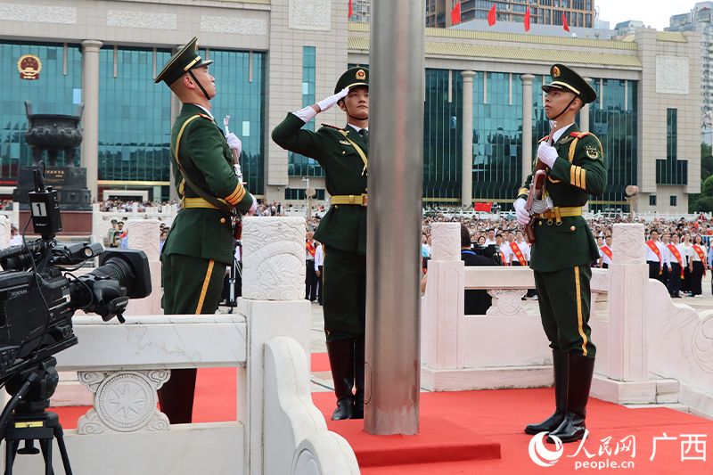 南寧市慶祝中華人民共和國(guó)成立76周年升國(guó)旗儀式在民族廣場(chǎng)舉行。人民網(wǎng) 馮肖慧攝