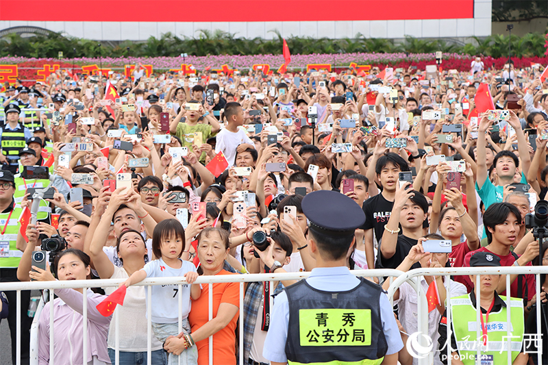 現(xiàn)場(chǎng)觀禮的市民游客。人民網(wǎng) 馮肖慧攝