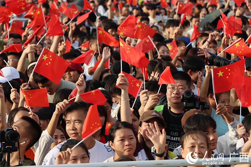 現(xiàn)場(chǎng)觀禮的市民游客。人民網(wǎng) 馮肖慧攝