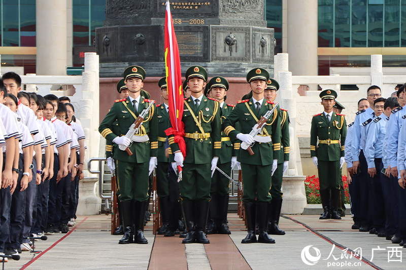 現(xiàn)場(chǎng)觀禮的市民游客。人民網(wǎng) 馮肖慧攝