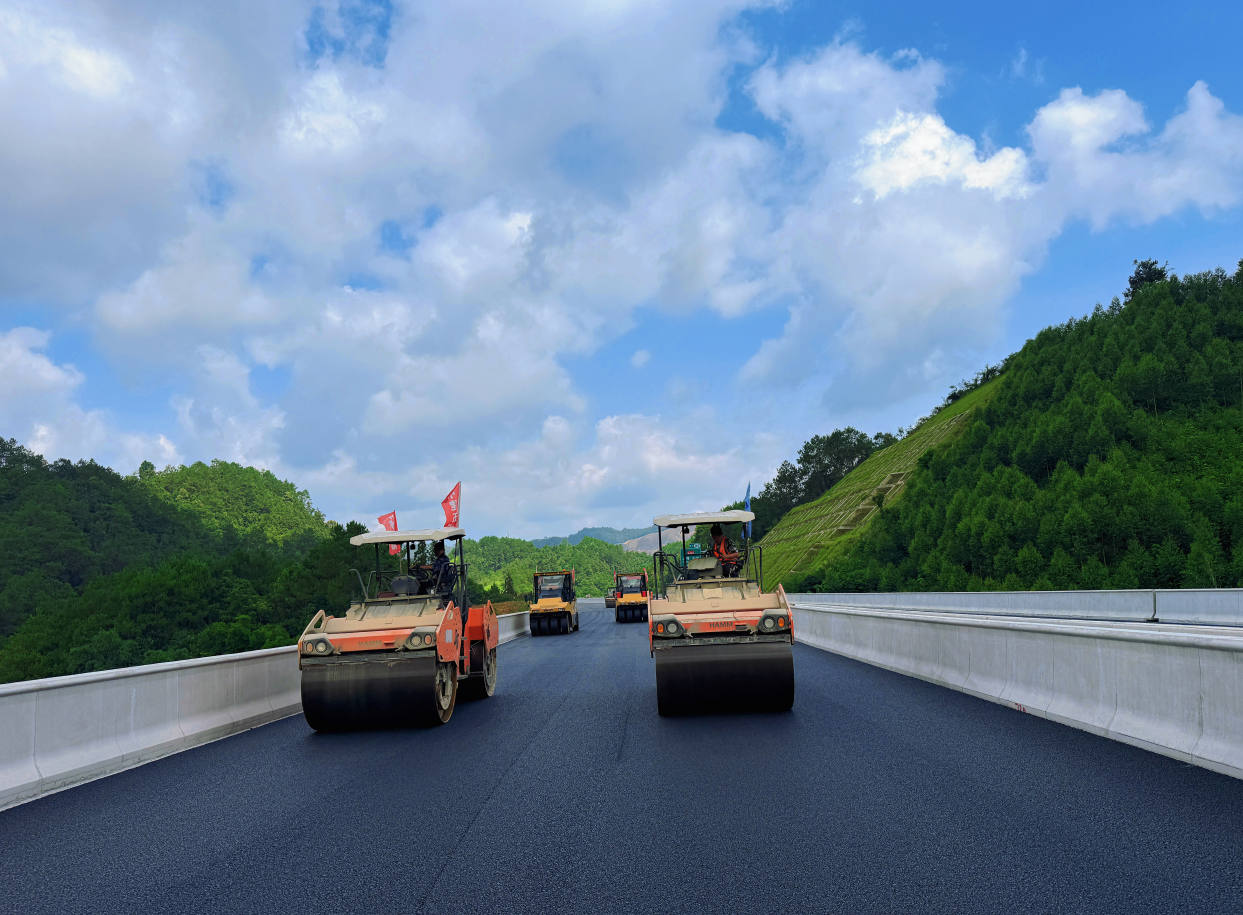 瀝青鋪設現(xiàn)場。李洋攝