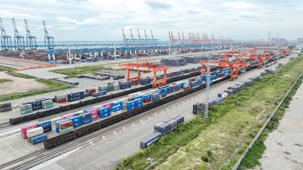 圖為欽州鐵路集裝箱中心站與北部灣自動(dòng)化碼頭。陳磊 攝