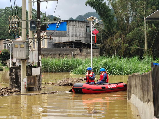 在廣西百色靖西市龍臨鎮(zhèn)大品村，南方電網(wǎng)廣西新電力集團(tuán)靖西供電公司搶修人員正在對供電設(shè)備進(jìn)行排查。凌維彬攝