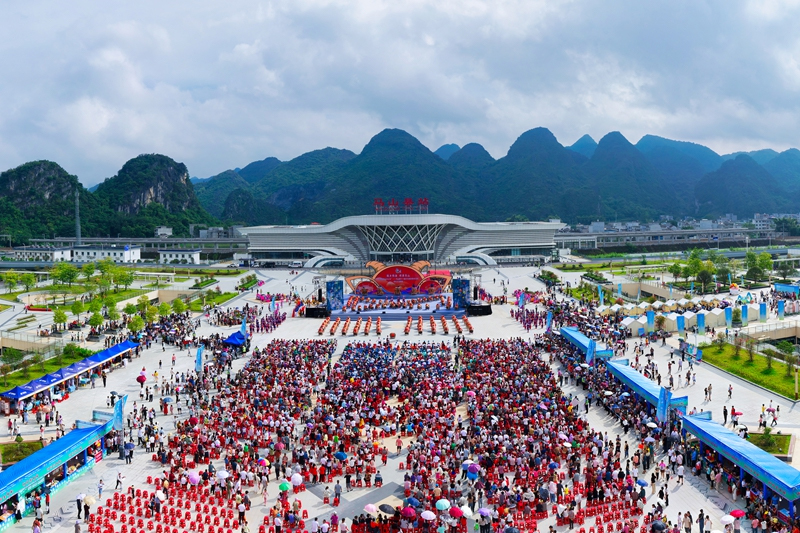 群眾文藝演出現(xiàn)場(chǎng)觀(guān)眾云集。馬山縣委宣傳部供圖