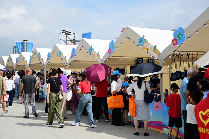 帳篷集市現(xiàn)場(chǎng)。龐惠文攝