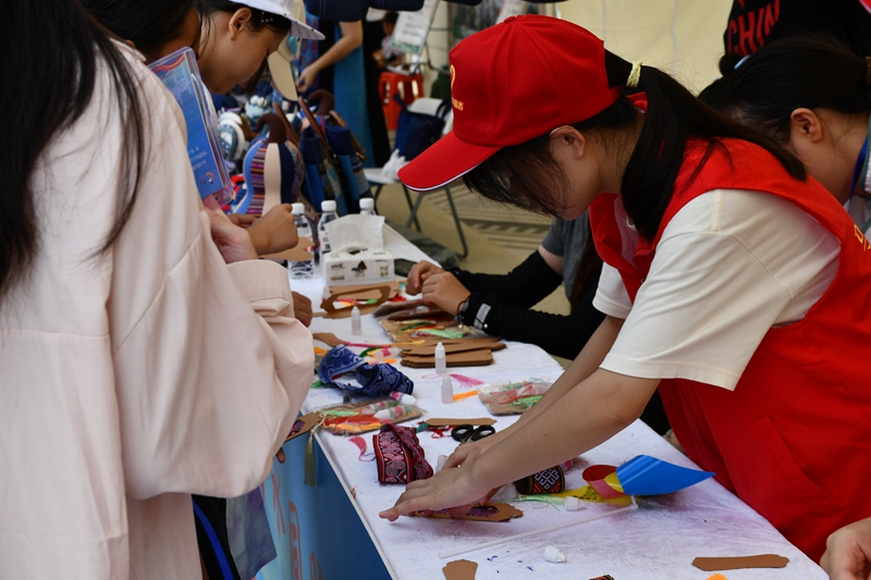 展銷(xiāo)人員手工制作特色書(shū)簽。龐惠文攝