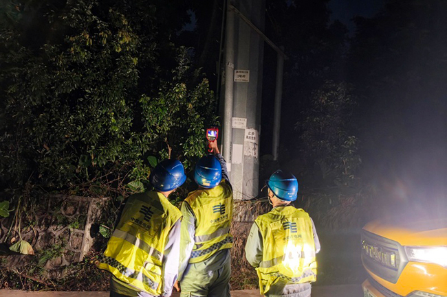 10月3日，陸川供電局組織運(yùn)維人員對轄區(qū)線路進(jìn)行夜巡測溫，確保設(shè)備正常運(yùn)行。劉俊丁攝