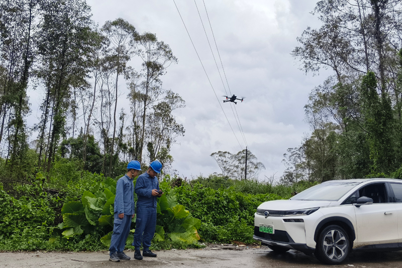 10月6日清晨，陸川供電局組織無人機(jī)小組對受災(zāi)線路進(jìn)行無人機(jī)勘災(zāi)，精準(zhǔn)定位故障點(diǎn)。陳陽鐘攝