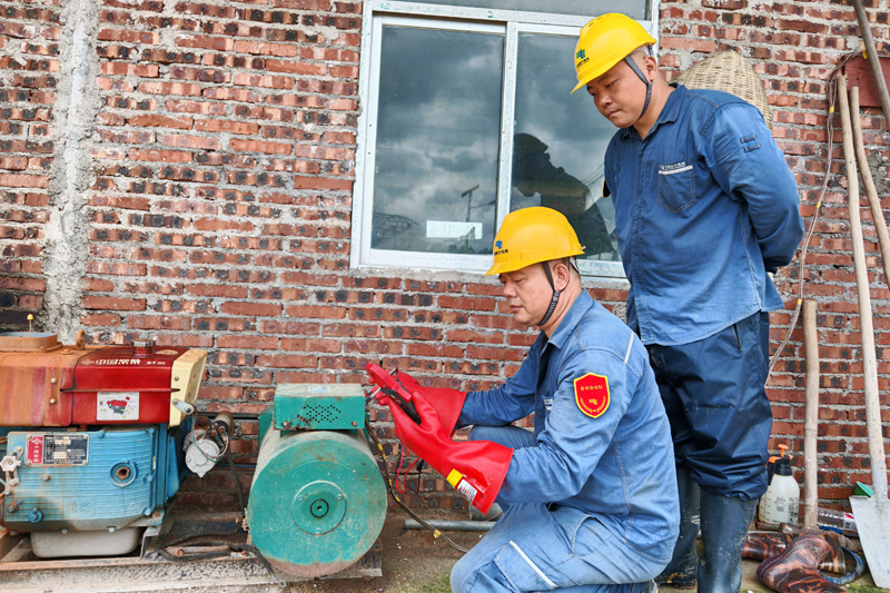 10月6日，陸川供電局古城供電所第一時間組織客戶服務(wù)班人員巡視走訪10千伏北豆線上下大嶺公變區(qū)域，對觀賞魚養(yǎng)殖戶開展上門用電服務(wù)。陳陽鐘攝