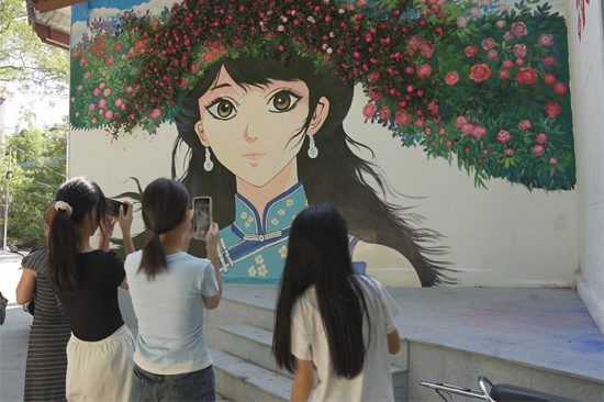 游客在興業(yè)書(shū)院外的立體墻繪打卡點(diǎn)拍照