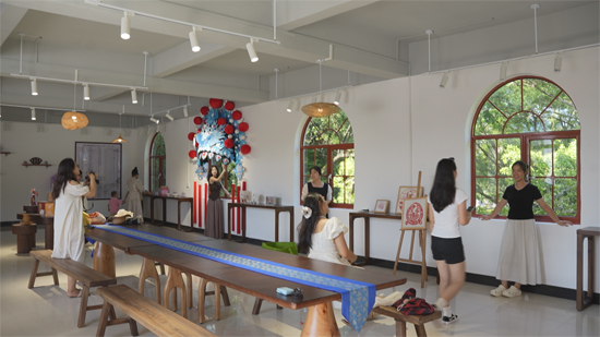 游客在非遺展廳打卡