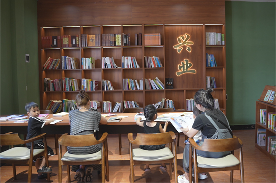 游客在興業(yè)書(shū)院內(nèi)書(shū)香閣閱讀