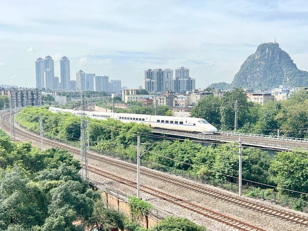 一列動(dòng)車組列車行駛在衡柳線柳州區(qū)段。楊靖育攝