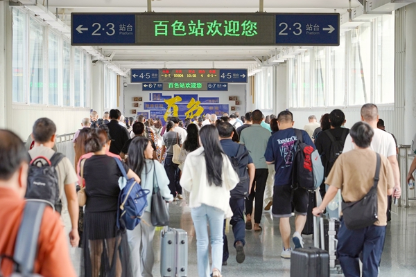 旅客在百色站有序出行。秦塬棋攝