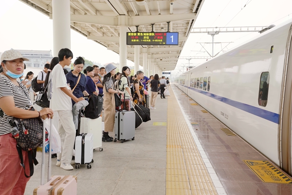 旅客在全州南站乘車。盧穗萍攝