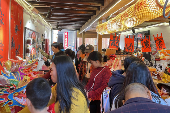 文創(chuàng)店游客絡繹不絕