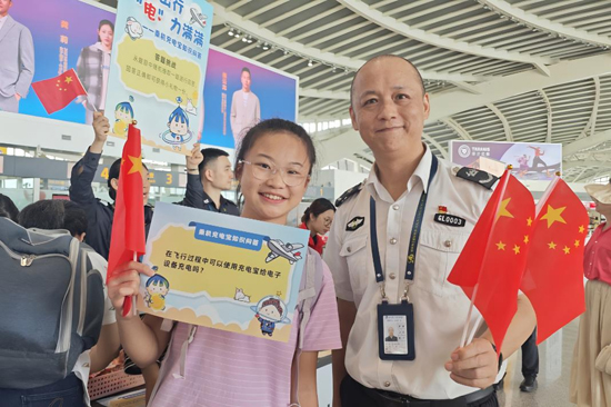 旅客積極參與乘機(jī)知識(shí)趣味問(wèn)答。王劍攝