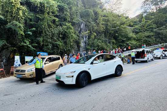 浩坤湖景區(qū)設(shè)置臨時疏導(dǎo)崗，執(zhí)法人員實時引導(dǎo)車輛有序停放。