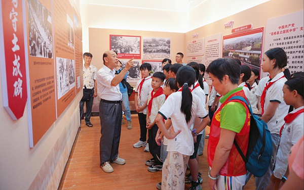 黨員群眾和學生們跟隨著講解員的步伐，認真聆聽先烈們的革命事跡