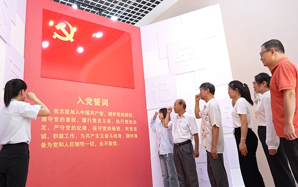 黨員們重溫了入黨誓詞，他們面向黨旗，莊嚴(yán)宣誓。