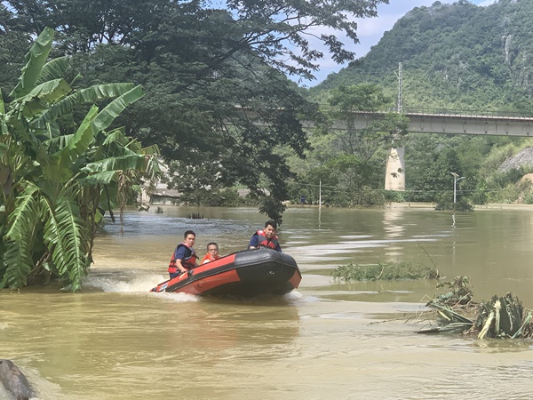 梁瑞聰(左二）乘坐沖鋒舟到屯里去轉(zhuǎn)移群眾。隆桑鎮(zhèn)人民政府供圖