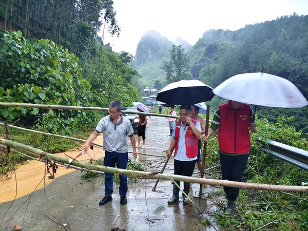 梁瑞聰（左一）清理倒下的樹木，以保障群眾出行。隆桑鎮(zhèn)人民政府供圖