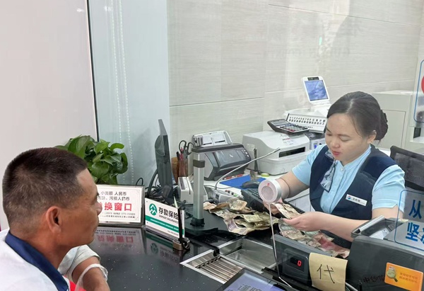 桂銀工作人員耐心清點(diǎn)、修復(fù)殘損幣。桂平桂銀村鎮(zhèn)銀行供圖