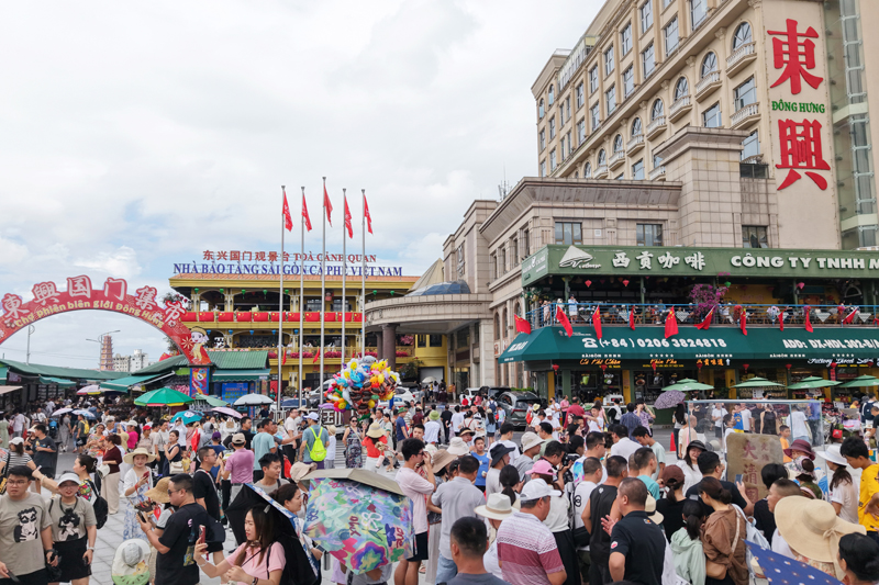 人流如織的東興國(guó)門景區(qū)