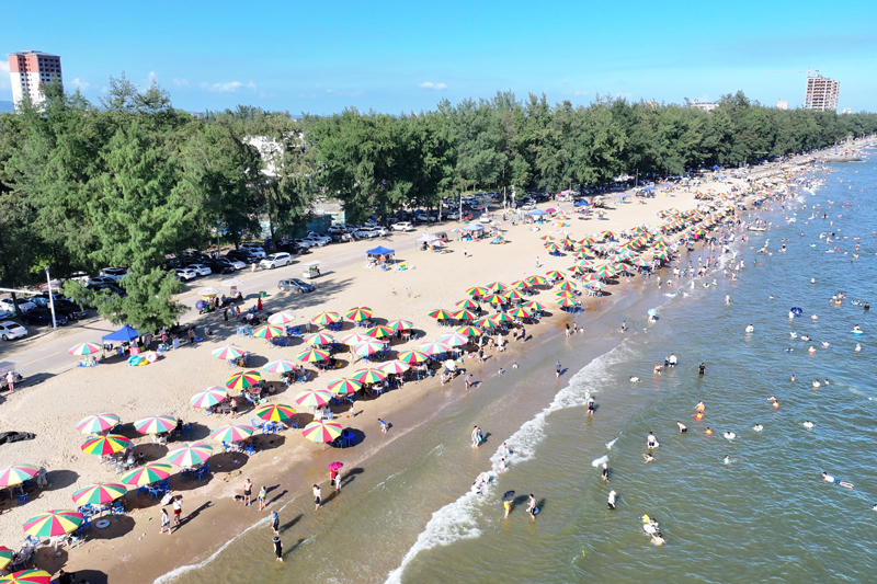 萬(wàn)尾金灘引客來(lái)