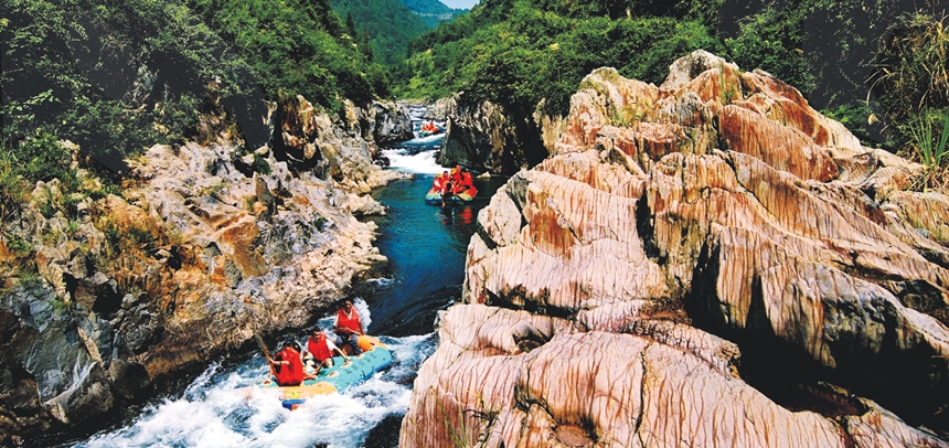 游客在資源縣體驗峽谷漂流