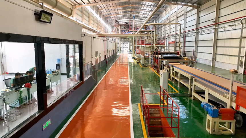 凌云縣大森林有限公司現(xiàn)代化生產(chǎn)車間。凌云縣委宣傳部供圖