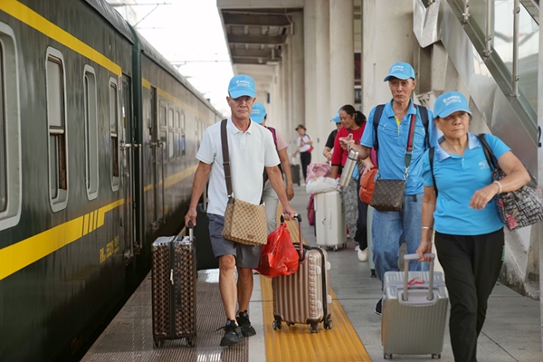 旅客在站臺(tái)上，即將登上“桂行天下號(hào)”普惠適老化旅游專列。蘭軻艨攝