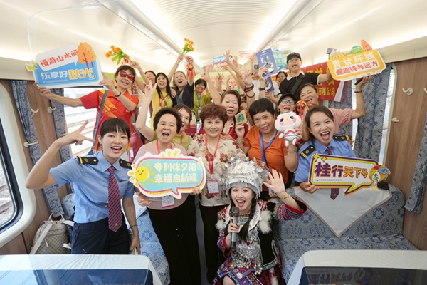 旅客與工作人員在“桂行天下號(hào)”普惠適老化旅游專(zhuān)列車(chē)廂里互動(dòng)。蘭軻艨攝