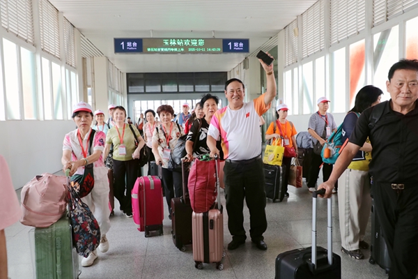 旅客有序進(jìn)站乘車。陳海嬋攝