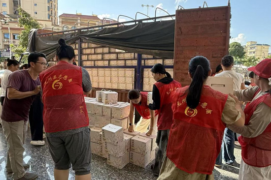 志愿者在搬運救災(zāi)物資