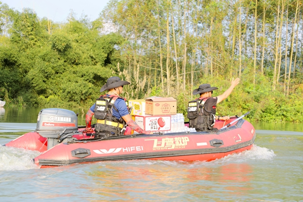 為受困群眾送去生活物資。